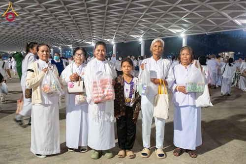 ภาพ No.308175:วันที่ 1  กุมภาพันธ์ พ.ศ. 2569 พิธีตักบาตรข้าวสารอาหารแห้ง ณ บ้านแก้วเรือนทองคุณยาย สภาธรรมกายสากล วัดพระธรรมกาย