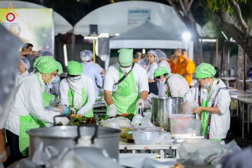 ภาพ No.288172:วันที่ 5 มกราคม พ.ศ. 2569 พิธีถวายภัตตาหารเป็นสังฆทาน แด่พระธรรมยาตรา ในโครงการธรรมยาตรา กตัญญูบูชา มหาปูชนียาจารย์ พระมงคลเทพมุนี(สด จนฺทสโร) พระผู้ปราบมาร อนุสรณ์สถาน 7 แห่ง ปีที่ 14 ณ อนุสรณ์สถานมหาวิหารพระมงคลเทพมุนี (โลตัสแลนด์) อ.สองพี่น้อง จ.สุพรร