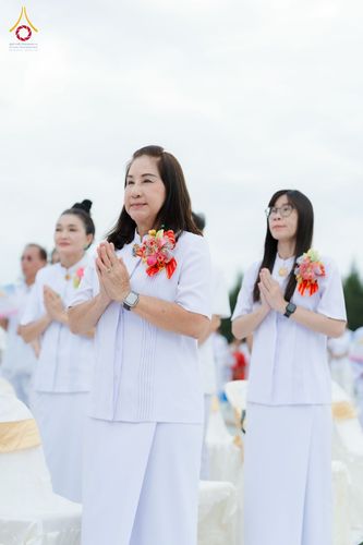 ภาพ No.346529:วันอาทิตย์ที่ 30 สิงหาคม พ.ศ.2569 พิธีทอดผ้าป่า สวดธรรมจักรกัปปวัตนสูตรกลั่นแผ่นดินโปรยรัตนชาติ  สถาปนาองค์พระเจดีย์เพื่อสร้างสันติภาพโลก  ณ ศูนย์ปฏิบัติธรรมพนมสารคาม (เพชรตะวัน) จังหวัดฉะเชิงเทรา