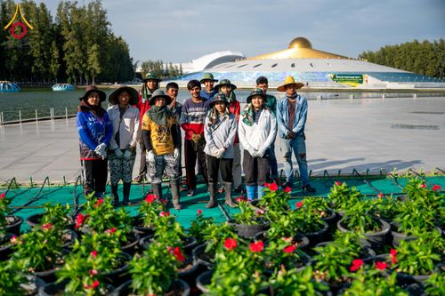 ภาพ No.285367:วันพุธที่ 10 ธันวาคม พ.ศ.2568  การเตรียมความพร้อมในโครงการธรรมยาตรา กตัญญูบูชา มหาปูชนียาจารย์ พระมงคลเทพมุนี(สด จนฺทสโร) พระผู้ปราบมาร อนุสรณ์สถาน 7 แห่ง ปีที่ 14 เก็บดอกเบญจทรัพย์ ณ วัดพระธรรมกาย