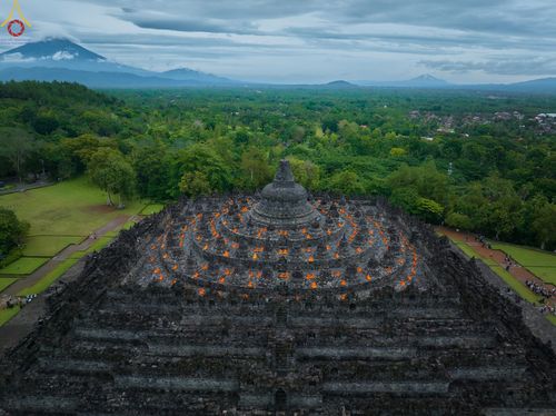 พระภิกษุสามเณรธรรมทายาท ปฎิบัติธรรม ณ มหาเจดีย์บรมพุทโธ ประเทศอินโดนีเซีย วันที่ 26 ธันวาคม พ.ศ. 2565