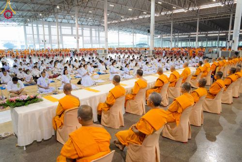 ภาพ No.105539:พิธีถวายภัตตาหารเป็นสังฆทาน แด่คณะพระธรรมยาตราฯ ในโครงการธรรมยาตรากตัญญูบูชา มหาปูชนียาจารย์ พระมงคลเทพมุนี(สด จนฺทสโร) พระผู้ปราบมาร อนุสรณ์สถาน 7 แห่ง ปีที่ 12 วันที่ 3 มกราคม พ.ศ. 2567 ณ สภาธรรมกายสากล วัดพระธรรมกาย