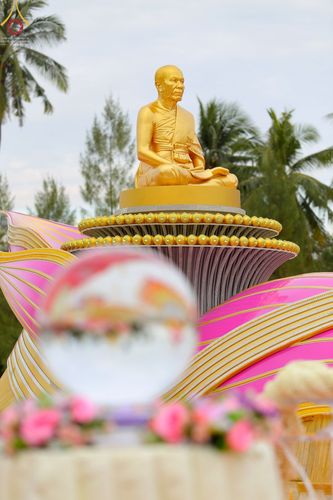 ภาพ No.70148:พิธีจุดประทีปถวายเป็นพุทธบูชา และบูชาธรรมมหาปูชนียาจารย์ ในโครงการธรรมยาตรากตัญญูบูชา มหาปูชนียาจารย์ พระมงคลเทพมุนี(สด จนฺทสโร) พระผู้ปราบมาร ปีที่ 11 ณ อนุสรณ์สถานลำดับที่ 2 สถานที่ตั้งมโนปณิธานบวชตลอดชีวิต อนุสรณ์สถานคลองบางนางแท่น อ.สามพราน จ.นครปฐม 