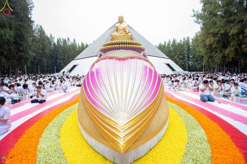 ภาพ No.69653:พิธีตักบาตรพระธรรมยาตราฯ ในโครงการธรรมยาตรากตัญญูบูชา มหาปูชนียาจารย์ พระมงคลเทพมุนี(สด จนฺทสโร) พระผู้ปราบมาร ปีที่ 11 ณ อนุสรณ์สถานลำดับที่ 1 สถานที่เกิดด้วยรูปกายเนื้อ อนุสรณ์สถานมหาวิหารพระมงคลเทพมุนี อ.สองพี่น้อง จ.สุพรรณบุรี
