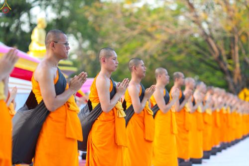 ภาพ No.281671:วันที่ 24 ธันวาคม พ.ศ.2568 พระธรรมยาตรา ปฏิบัติธรรม และถ่ายภาพหมู่ประวัติศาสตร์ ณ ลานหน้ามหาวิหารพระมงคลเทพมุนีฯ วัดพระธรรมกาย