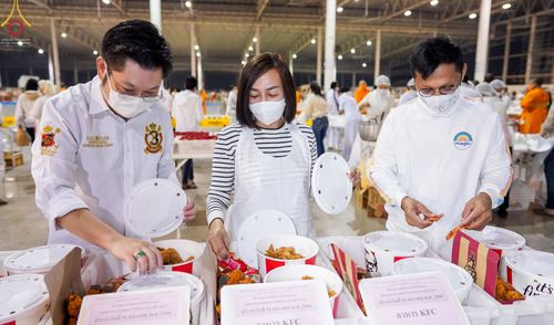 ภาพ No.75105:พิธีถวายภัตตาหารเป็นสังฆทาน แด่คณะพระธรรมยาตราฯ ในโครงการธรรมยาตรากตัญญูบูชา มหาปูชนียาจารย์ พระมงคลเทพมุนี(สด จนฺทสโร) พระผู้ปราบมาร อนุสรณ์สถาน 7 แห่ง ปีที่ 11 วันที่ 31 มกราคม พ.ศ. 2566