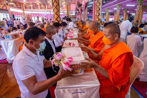 ภาพ No.73690:พิธีเจริญพระพุทธมนต์ ปฏิบัติธรรม มอบทุนการศึกษา ถวายสังฆทาน 106 วัด เพื่อถวายเป็นพุทธบูชา และขับเคลื่อนโครงการหมู่บ้านรักษาศีล 5  โดยคณะสงฆ์จังหวัดนนทบุรี คณะศิษยานุศิษย์วัดพระธรรมกาย โครงการธรรมยาตราฯ ปีที่ 11 ณ วัดตะเคียน อ.บางกรวย จ.นนทบุรี วันที่ 21 