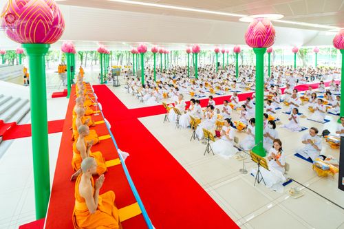 ภาพ No.137872:พิธีอุปสมบทสามเณรอุทิศชีวิต 11 รูป วันวิสาขบูชา พุธที่ 22 พฤษภาคม พ.ศ.2567 ณ อุโบสถ วัดพระธรรมกาย