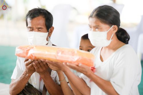 ภาพ No.65480:พิธีขอขมามอบผ้าไตร นาคธรรมทายาท ในโครงการอุปสมบทบูชาธรรม มหาปูชนียาจารย์ประจำปี 2565 ณ ศูนย์อบรมเยาวชนผาสุกวนิช จ.ราชบุรี วันที่ 19 พฤศจิกายน พ.ศ. 2565
