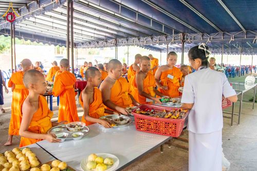 ภาพ No.321771:วันที่ 12 เมษายน พ.ศ.2569 ตักบาตรสงกรานต์ฉลองสามเณรใหม่  ณ ศูนย์ปฏิบัติธรรมระยอง(บ้านช่องลม)