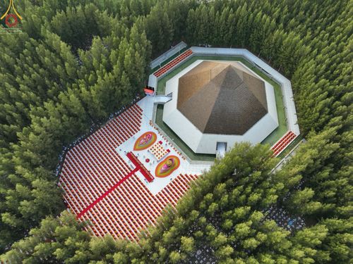 ภาพ No.69305:พิธีจุดประทีปถวายเป็นพุทธบูชา และบูชาธรรมมหาปูชนียาจารย์ ในโครงการธรรมยาตรากตัญญูบูชา มหาปูชนียาจารย์ พระมงคลเทพมุนี(สด จนฺทสโร) พระผู้ปราบมาร ปีที่ 11 ณ อนุสรณ์สถานมหาวิหารพระมงคลเทพมุนี อ.สองพี่น้อง จ.สุพรรณบุรี