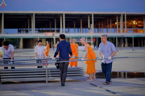 ภาพ No.326930:วันที่ 1 พฤษภาคม พ.ศ.2569 พระภิกษุ สามเณร เจ้าหน้าที่ สาธุชน ร่วมกันเก็บงาน ณ ลานธรรม วัดพระธรรมกาย