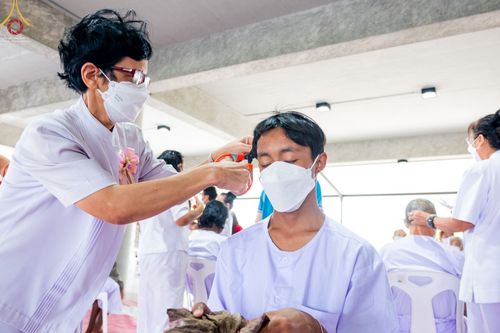 ภาพ No.65653:พิธีปลงผมและพิธีขอขมา มอบบาตรกับผ้าไตร ในโครงการอุปสมบทบูชาธรรม มหาปูชนียาจารย์ประจำปี 2565 ณ ศูนย์ปฎิบัติธรรมสมุทรปราการ(บางบ่อ)  วันอาทิตย์ที่ 20 พฤศจิกายน พ.ศ. 2565