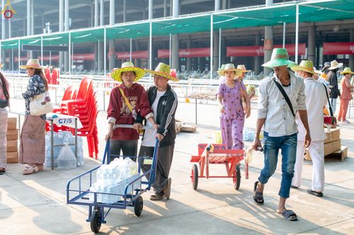 ภาพ No.323066:วันที่ 19 เมษายน พ.ศ.2569 การเรียงกล่องไทยธรรม , เตรียมงานจราจร เพื่องานถวายมหาสังฆทาน 40,000 กว่าวัดทั่วประเทศ วันคุ้มครองโลก 22 เมษายน พ.ศ.2569 วัดพระธรรมกาย