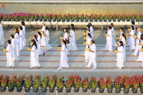 ภาพ No.330389:วันวิสาขบูชา อาทิตย์ที่ 31 พฤษภาคม พ.ศ.2569 พิธีเวียนประทักษิณ และพิธีวันทาเจดีย์ ณ พระมหาธรรมกายเจดีย์ วัดพระธรรมกาย จังหวัดปทุมธานี