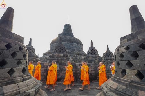 ภาพ No.330041:วันที่ 27-29 พฤษภาคม พ.ศ.2569 MBMI Tangerang (Majelis Agama Buddha Mahanikaya) ได้มีการเตรียมงานเพื่อจัดงานวิสาขบูชานานาชาติ  ชึ่งในงานจะมีการจุดประทีปโคมลาน โคมลอย กว่า 20,000 ดวง  เพื่อน้อมถวายเป็นพุทธบูชา และเพื่อเป็นการกระชับสัมพันธมิตรภาพ