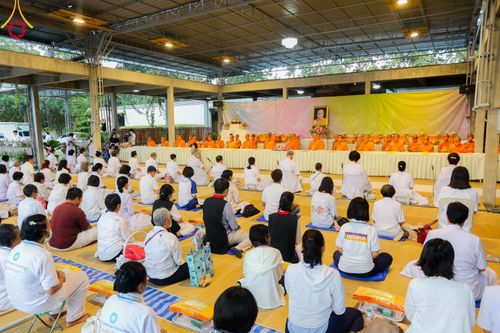 ภาพ No.106005:พิธีถวายภัตตาหารเป็นสังฆทาน แด่คณะพระธรรมยาตราฯ ในโครงการธรรมยาตรากตัญญูบูชา มหาปูชนียาจารย์ พระมงคลเทพมุนี(สด จนฺทสโร) พระผู้ปราบมาร อนุสรณ์สถาน 7 แห่ง ปีที่ 12 วันที่ 3 มกราคม พ.ศ. 2567 ณ อนุสรณ์สถานโลตัสแลนด์ จ.สุพรรณบุรี