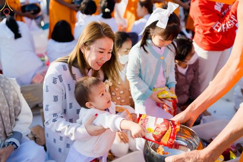 ภาพ No.74851:พิธีตักบาตรพระธรรมยาตราฯ ในโครงการธรรมยาตรากตัญญูบูชา มหาปูชนียาจารย์ พระมงคลเทพมุนี(สด จนฺทสโร) พระผู้ปราบมาร ปีที่ 11 ณ อนุสรณ์สถานลำดับที่ 5 สถานที่เผยแผ่วิชชาธรรมกายครั้งแรก อนุสรณ์สถานบางปลา วัดบางปลา อ.บางเลน จ.นครปฐม วันที่ 29 มกราคม พ.ศ. 2566