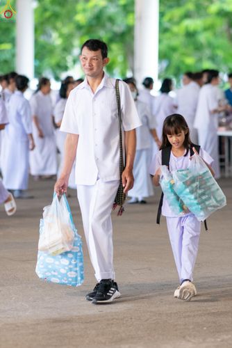 ภาพ No.337567:วันอาทิตย์ต้นเดือน 5 กรกฎาคม พ.ศ.2569 พิธีตักบาตรข้าวสารอาหารแห้ง  ณ บ้านแก้วเรือนทองคุณยายฯ วัดพระธรรมกาย