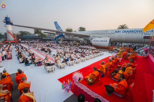 ภาพ No.321018:วันอาทิตย์ที่ ๑๒ เมษายน พ.ศ ๒๕๖๙ พิธีตักบาตรปี๋ใหม่เมืองพระภิกษุสงฆ์ ๓๓๙ รูป  อุทิศถวายพระราชกุศลสมเด็จพระนางสิริกิติ์  พระบรมราชินีนาถ พระบรมราชชนนีพันปีหลวง และฉลองเมืองแม่แตงครบรอบ ๑๑๙ ปี ณ ลานโรงแรมแอร์ไดมอนด์ อำเภอแม่แตง จังหวัดเชียงใหม่