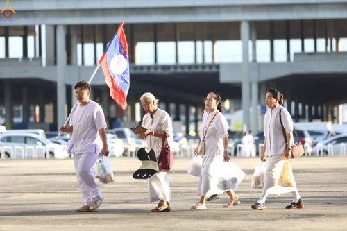 ภาพ No.332097:วันอาทิตย์ต้นเดือนที่ 7 มิถุนายน พ.ศ.2569 พิธีตักบาตร ข้าวสารอาหารแห้ง  ณ บ้านแก้วเรือนทองคุณยายอาจารย์ฯ วัดพระธรรมกาย