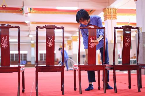 ภาพ No.65933:เจ้าหน้าที่สำนักศรัทธาภิบาล เตรียมงานอุปสมบท ที่วัดป่าโมกวรวิหาร จ.อ่างทอง วันที่ 6 ธันวาคม พ.ศ.2565