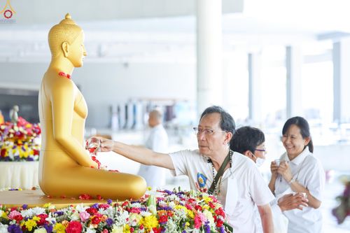 ภาพ No.322270:วันที่ 13 เมษายน พ.ศ.2569 สาธุชนสรงน้ำพระ เนื่องในวันสงกรานต์ ณ หอฉันคุณยายอาจารย์ วัดพระธรรมกาย