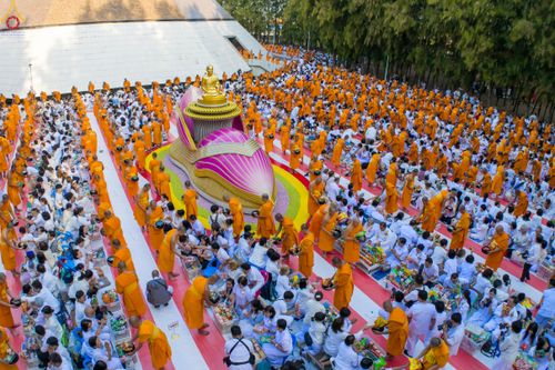 ภาพ No.289427:วันที่ 7 มกราคม พ.ศ. 2569 พิธีตักบาตรพระธรรมยาตรา ณ อนุสรณ์สถานลำดับที่ 1 สถานที่เกิดด้วยรูปกายเนื้อ อนุสรณ์สถานมหาวิหารพระมงคลเทพมุนี (โลตัสแลนด์) อ.สองพี่น้อง จ.สุพรรณบุรี ในโครงการธรรมยาตรา กตัญญูบูชา มหาปูชนียาจารย์ พระมงคลเทพมุนี(สด จนฺทสโร) พระผู้ป