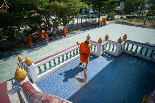 ภาพ No.71551:พระธรรมยาตรา ปฏิบัติศาสนกิจ ทำนุบำรุงศาสนสถาน, ปฏิบัติธรรม ร่วมกับชุมชน,นักเรียนเด็กดีวีสตาร์ และร่วมพิธีทอดผ้าป่าบำรุงศาสนสถาน ในโครงการธรรมยาตรากตัญญูบูชา มหาปูชนียาจารย์ พระมงคลเทพมุนี(สด จนฺทสโร) พระผู้ปราบมาร อนุสรณ์สถาน 7 แห่ง ปีที่ 11 ณ วัดสองพี่น