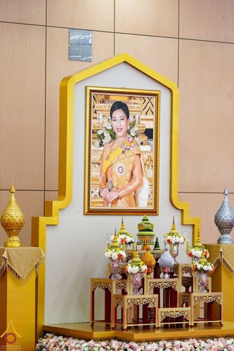 ภาพ No.67569:คณะสงฆ์วัดพระธรรมกาย และศูนย์ส่งเสริมทั่วโลกเจริญพระพุทธมนต์ และปฏิบัติธรรมเจริญสมาธิภาวนาเพื่อถวายพระพรชัยมงคลแด่ สมเด็จพระเจ้าลูกเธอ เจ้าฟ้าพัชรกิติยาภา นเรนทิราเทพยวดี กรมหลวงราชสาริณีสิรพัชร มหาวัชรราธิดา