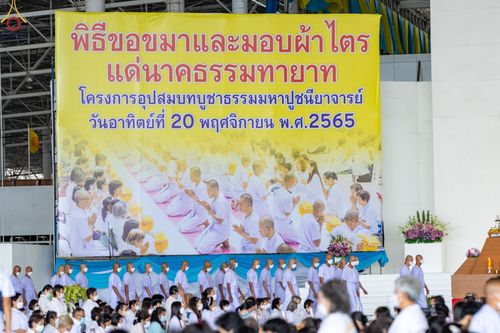 ภาพ No.63873:พิธีขอขมาและมอบผ้าไตรแด่นาคธรรมทายาท โครงการอุปสมบทบูชาธรรมมหาปูชนียาจารย์ วันอาทิตย์ที่ 20 พฤศจิกายน พ.ศ. 2565