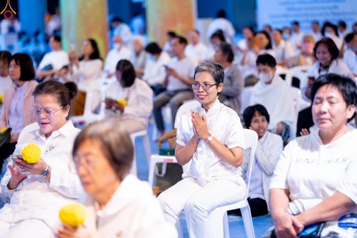 ภาพ No.280406:วันที่ 31 ธันวาคม พ.ศ.2568 -วันที่ 1 มกราคม พ.ศ.2569 พิธีฉลองชัยสวดมนต์บทธัมมจักกับปปวัตนสูตร ครบ 8,000,000,000 จบ , พิธีสวดมนต์ข้ามปี ณ วัดพระธรรมกาย