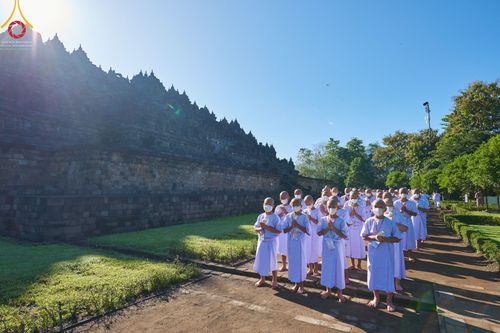 ภาพ No.68175:พิธีเวียนประทักษิณ และวันทาพระมหาเจดีย์บรมพุทโธ ของนาคธรรมทายาท ประเทศอินโดนีเซีย วันที่ 17 ธันวาคม พ.ศ. 2565