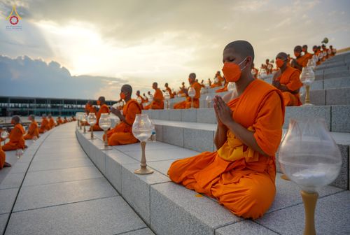 ภาพ No.81748:พิธีจุดวิสาขประทีปและเวียนประทักษิณ เนื่องในวันวิสาขบูชา วันเสาร์ที่ 3 มิถุนายน 2566 ณ ลานธรรมพระมหาธรรมกายเจดีย์ วัดพระธรรมกาย จ.ปทุมธานี