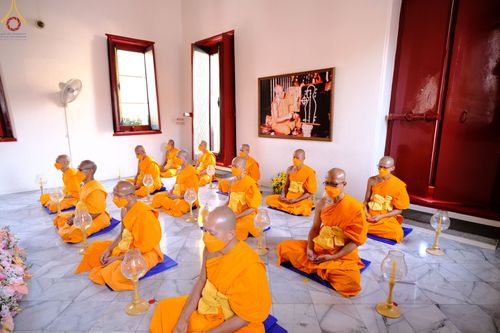 ภาพ No.73218:พิธีจุดประทีปถวายเป็นพุทธบูชา และบูชาธรรมมหาปูชนียาจารย์ ในโครงการธรรมยาตรากตัญญูบูชา มหาปูชนียาจารย์ พระมงคลเทพมุนี(สด จนฺทสโร) พระผู้ปราบมาร ปีที่ 11 ณ อนุสรณ์สถานลำดับที่ 4 สถานที่เกิดด้วยกายธรรม วัดโบสถ์ (บน) บางคูเวียง อ.บางกรวย จ.นนทบุรี วันที่ 21 