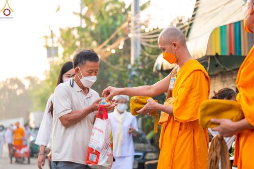 ภาพ No.73524:พิธีตักบาตรพระธรรมยาตราฯ ในโครงการธรรมยาตรากตัญญูบูชา มหาปูชนียาจารย์ พระมงคลเทพมุนี(สด จนฺทสโร) พระผู้ปราบมาร ปีที่ 11 ณ อนุสรณ์สถานลำดับที่ 4 สถานที่เกิดด้วยกายธรรม วัดโบสถ์ (บน) บางคูเวียง อ.บางกรวย จ.นนทบุรี วันที่ 22 มกราคม พ.ศ. 2566