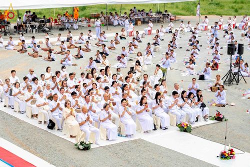 ภาพ No.346627:วันอาทิตย์ที่ 30 สิงหาคม พ.ศ.2569 พิธีทอดผ้าป่า สวดธรรมจักรกัปปวัตนสูตรกลั่นแผ่นดินโปรยรัตนชาติ  สถาปนาองค์พระเจดีย์เพื่อสร้างสันติภาพโลก  ณ ศูนย์ปฏิบัติธรรมพนมสารคาม (เพชรตะวัน) จังหวัดฉะเชิงเทรา