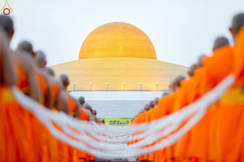 ภาพ No.79223:พิธีอัญเชิญองค์พระบรมพุทธเจ้า 24 องค์ เวียนประทักษิณรอบพระมหาธรรมกายเจดีย์ ณ วัดพระธรรมกาย  วันที่ 2 เมษายน พ.ศ. 2566