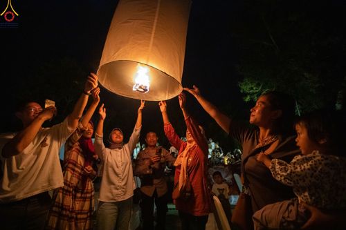 ภาพ No.82088:พิธีจุดวิสาขประทีป 22,000 ดวงและโคมลอย 3,000 ดวง ( Festival  lampion Vesak Indonesia) ณ มหาเจดียบรมพุทโธ อินโดนีเซีย  วันอาทิตย์ที่ 4 มิ.ย. พ.ศ.2566