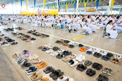 ภาพ No.83046:พิธีตักบาตร ณ บ้านแก้วเรือนทองคุณยายอาจารย์ฯ พิธีบูชาข้าวพระ ณ สภาธรรมกายสากล วัดพระธรรมกาย ในวันอาทิตย์ต้นเดือนที่ 2 ก.ค. พ.ศ.2566