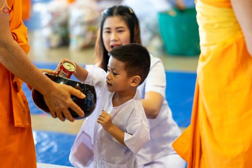 ภาพ No.311354:วันอาทิตย์ต้นเดือนที่ 1 มีนาคม พ.ศ.2569 พิธีตักบาตร และ พิธีบูชาข้าวพระ ณ สภาธรรมกายสากล วัดพระธรรมกาย