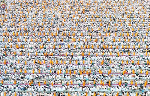 ภาพ No.279966:วันที่ 1 มกราคม พ.ศ.2569 พิธีตักบาตรในวันขึ้นปีใหม่ ณ ลานธรรม วัดพระธรรมกาย