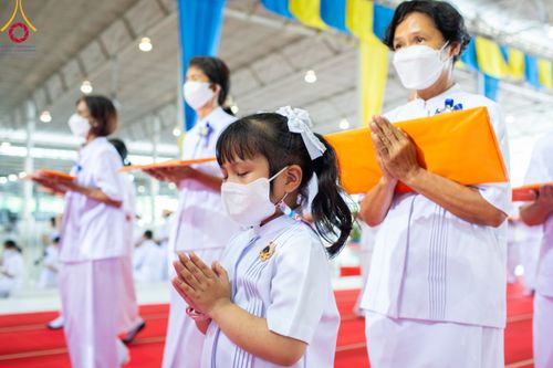 ภาพ No.86325:วันธรรมชัย ปีที่ 55 พิธีทอดผ้าป่ากฐินสมทบครั้งที่1, พิธีเจริญพุทธมนต์ ลูกนิมิตมหาสมบัติฯ พิธีจุดประทีป,พิธีฉลองชัยสวดมนต์บทธัมมจักกัปปวัตนสูตร วันอาทิตย์ที่ 27 สิงหาคม พ.ศ.2566 ณ สภาธรรมกายสากล / มหารัตนวิหารคด วัดพระธรรมกาย