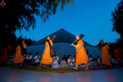 ภาพ No.287547:วันที่ 3 มกราคม พ.ศ. 2569 พิธีต้อนรับพระธรรมยาตรา ในโครงการธรรมยาตรา กตัญญูบูชา มหาปูชนียาจารย์ พระมงคลเทพมุนี(สด จนฺทสโร) พระผู้ปราบมาร อนุสรณ์สถาน 7 แห่ง ปีที่ 14 ณ อนุสรณ์สถานมหาวิหารพระมงคลเทพมุนี (โลตัสแลนด์) อ.สองพี่น้อง จ.สุพรรณบุรี