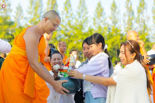 ภาพ No.292461:วันที่ 11 มกราคม พ.ศ. 2569 พิธีตักบาตรพระธรรมยาตรา ณ อนุสรณ์สถานคลองบางนางแท่น อ.สามพราน จ.นครปฐม ในโครงการธรรมยาตรา กตัญญูบูชา มหาปูชนียาจารย์ พระมงคลเทพมุนี(สด จนฺทสโร) พระผู้ปราบมาร อนุสรณ์สถาน 7 แห่ง ปีที่ 14