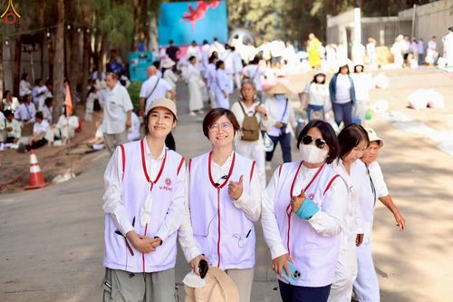 ภาพ No.296246:ภาพเบื้องหลังอาสาสมัครรวมใจ ชุดที่ 2 ในโครงการธรรมยาตรา กตัญญูบูชา มหาปูชนียาจารย์ พระมงคลเทพมุนี(สด จนฺทสโร) พระผู้ปราบมาร อนุสรณ์สถาน 7 แห่ง ปีที่ 14