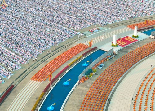 ภาพ No.279776:วันที่ 1 มกราคม พ.ศ.2569 พิธีตักบาตรในวันขึ้นปีใหม่ ณ ลานธรรม วัดพระธรรมกาย