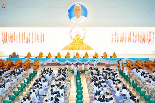 ภาพ No.311302:วันอาทิตย์ต้นเดือนที่ 1 มีนาคม พ.ศ.2569 พิธีตักบาตร และ พิธีบูชาข้าวพระ ณ สภาธรรมกายสากล วัดพระธรรมกาย