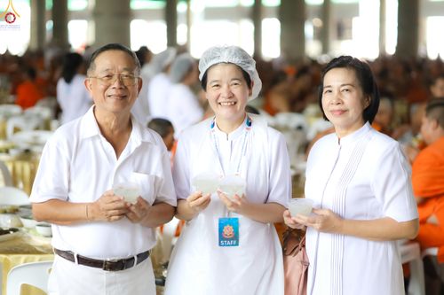 ภาพ No.325797:วันที่ 22 เมษายน พ.ศ.2569(วันคุ้มครองโลก) งานถวายมหาสังฆทาน 40,000 กว่าวัดทั่วประเทศ เจ้าหน้าที่ สาธุชน ร่วมใจจัดเตรียมภัตตาหารเพล (ชุด 2)