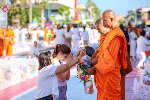 ภาพ No.311245:วันเสาร์ที่ 28 กุมภาพันธ์ พ.ศ. 2569 พิธีตักบาตรพระมหากุศล 11,250 รูป เฉลิมฉลอง 1,250 ปีศรีธรรมราชเจดีย์ สู่มรดกโลก ณ ถนนราชดำเนิน บริเวณหน้าวัดพระมหาธาตุวรมหาวิหาร อ.เมือง จ.นครศรีธรรมราช